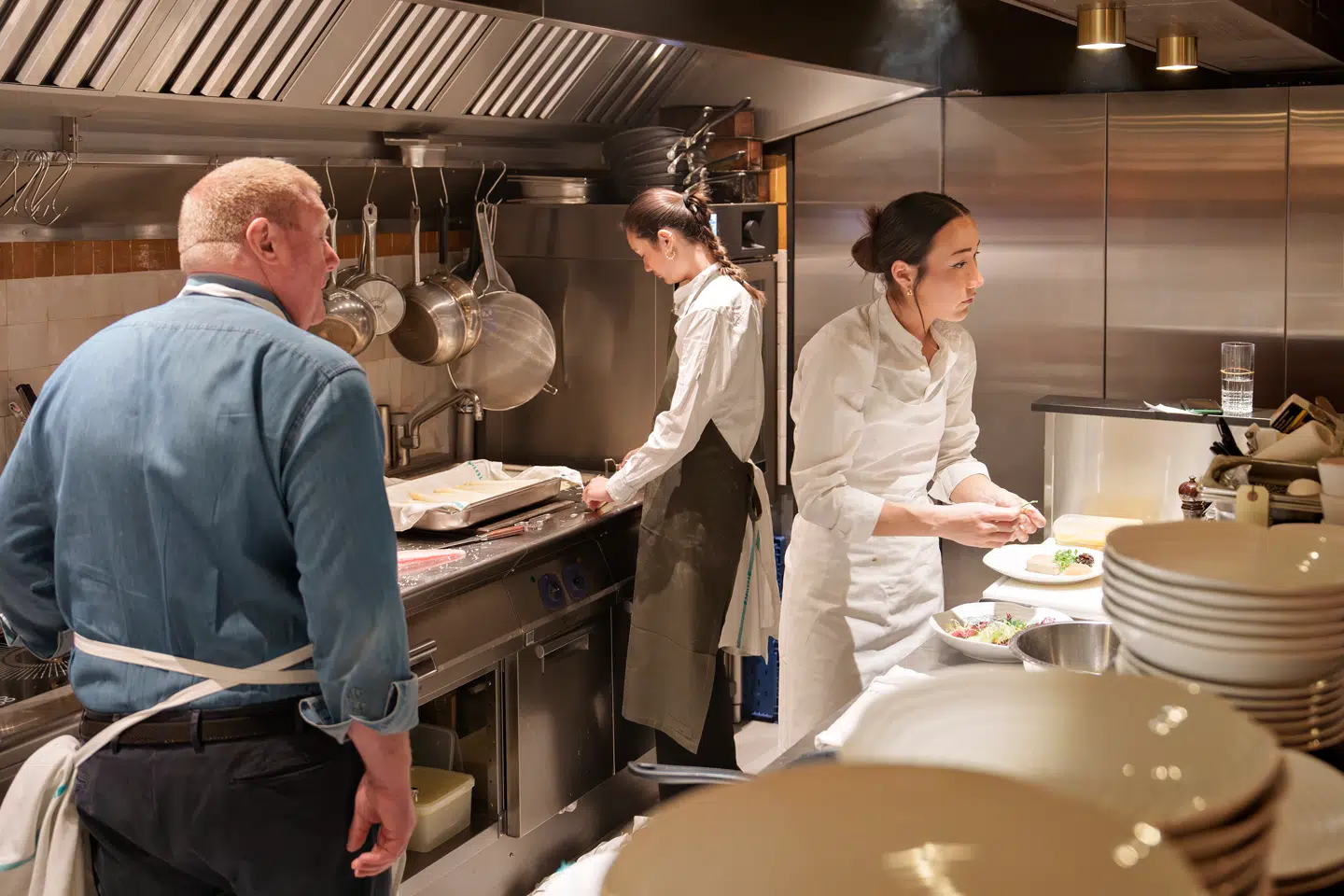 Claus »Røde« Christensen (t.v.) agerer krovært deluxe og styrer køkkenet i sit lille madtempel med brummende, blød autoritet. Resultatet er velsmag fra øverste hylde.