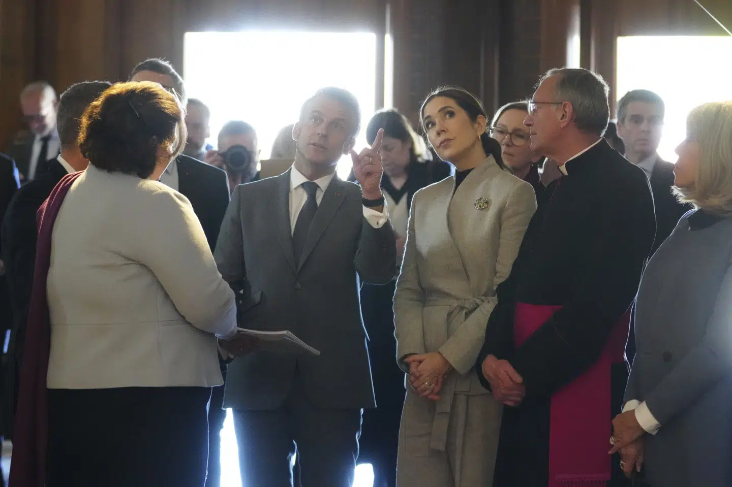 Den franske præsident, Emmanuel Macron, besøgte sammen med dronning Mary og kong Frederik Notre Dame-katedralen i Paris.