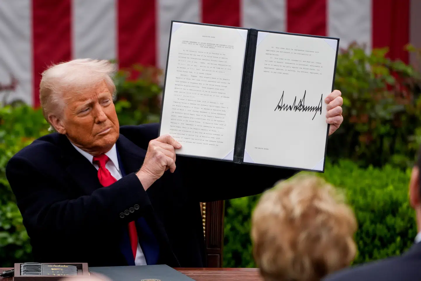 Donald Trump skriver under på et dekret om nye toldsatser i Det Hvide Hus onsdag aften.