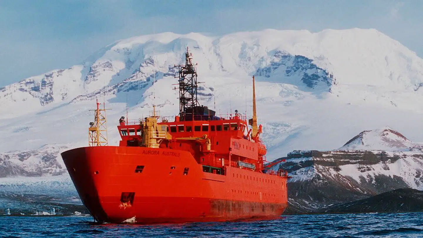 Et forsyningsskib til Antarktis ligger foran Heard Island, der ligger afsides fra al civilisation.