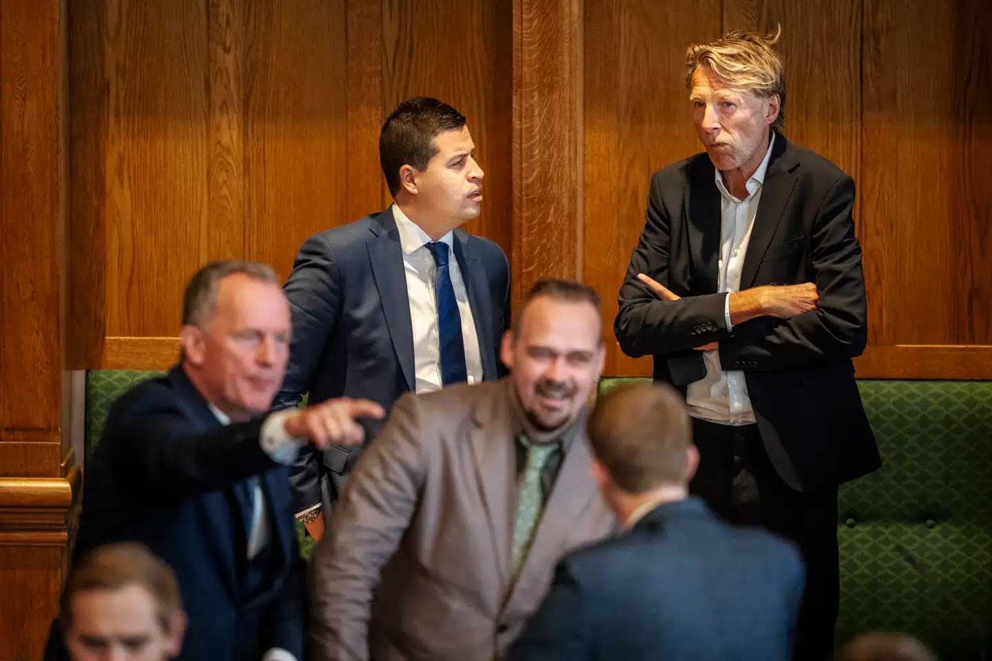 Mike Fonseca og Jon Stephensen kan være med til at afgøre udskældt ministers skæbne. Her ses de to løsgængere i forbindelse ved Folketingets åbning.