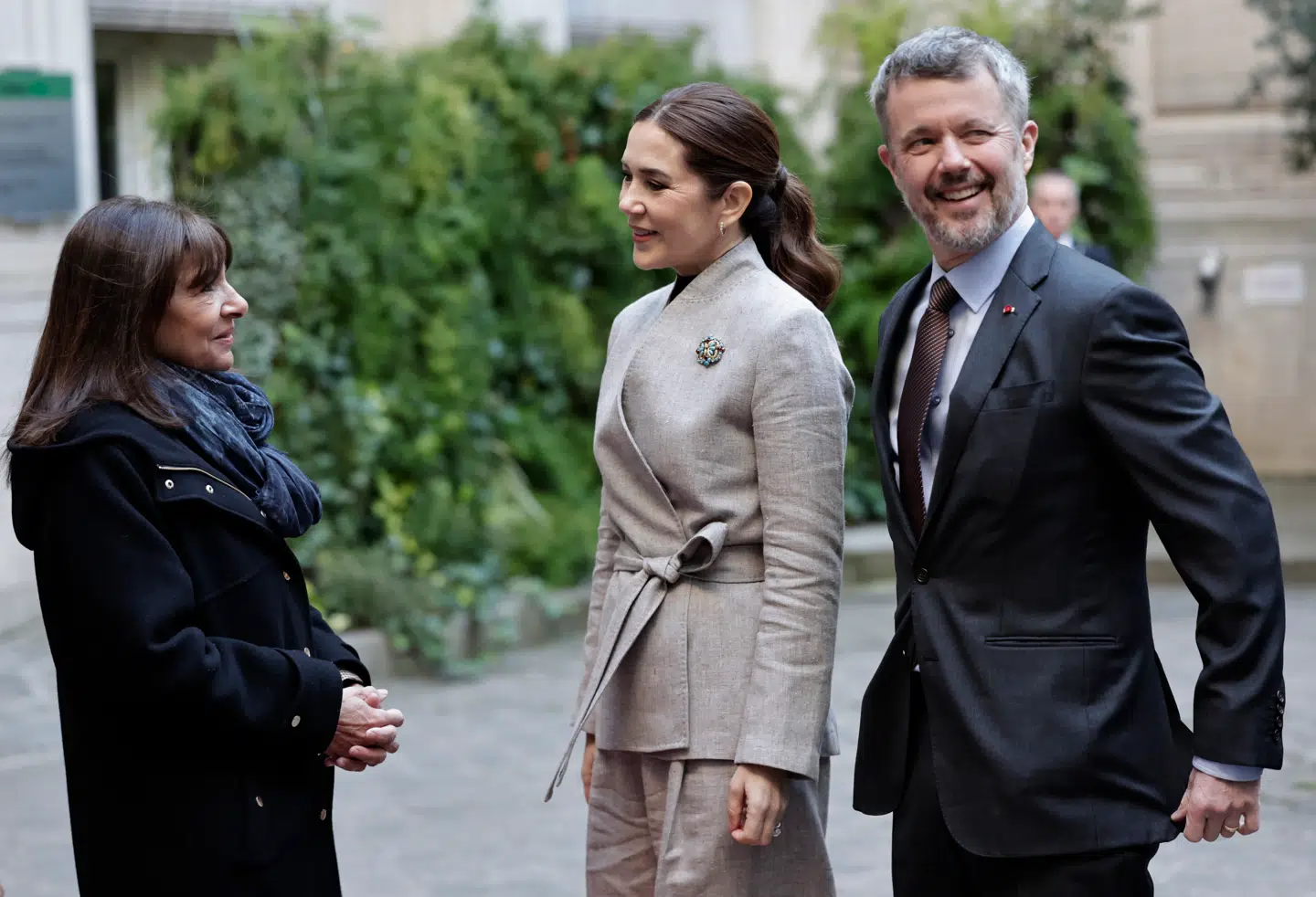 Kongeparret under et besøg på rådhuset i Paris, hvor de mødtes med Paris' borgmester Anne Hidalgo.
