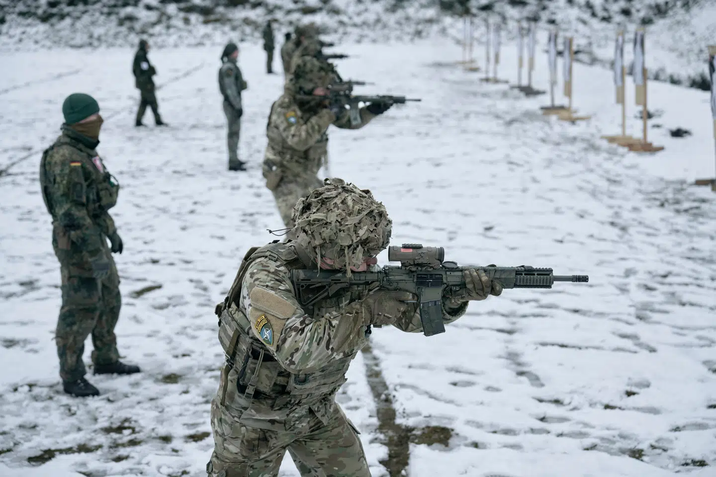 »Tiden kalder på fælleseuropæiske svar, der for kort tid siden ville være blevet betegnet som både utidige og urealistiske,« skriver Martin Lidegaard og Sigrid Friis. Her har danske soldater skydeøvelse med tyske våbeninstruktører i Camp Valdemar uden for Riga i Letland. Foto: Niels Ahlmann Olesen