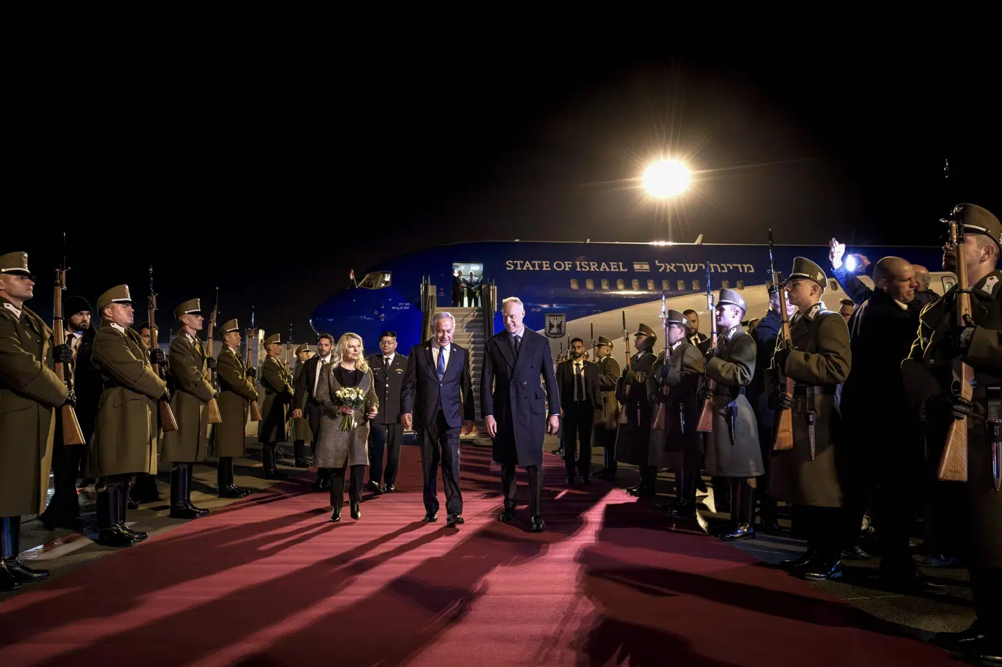 Natten til torsdag ankom Israels premierminister, Benjamin Netanyahu, til Ungarn. I lufthavnen blev han budt velkommen af Ungarns forsvarsminister.