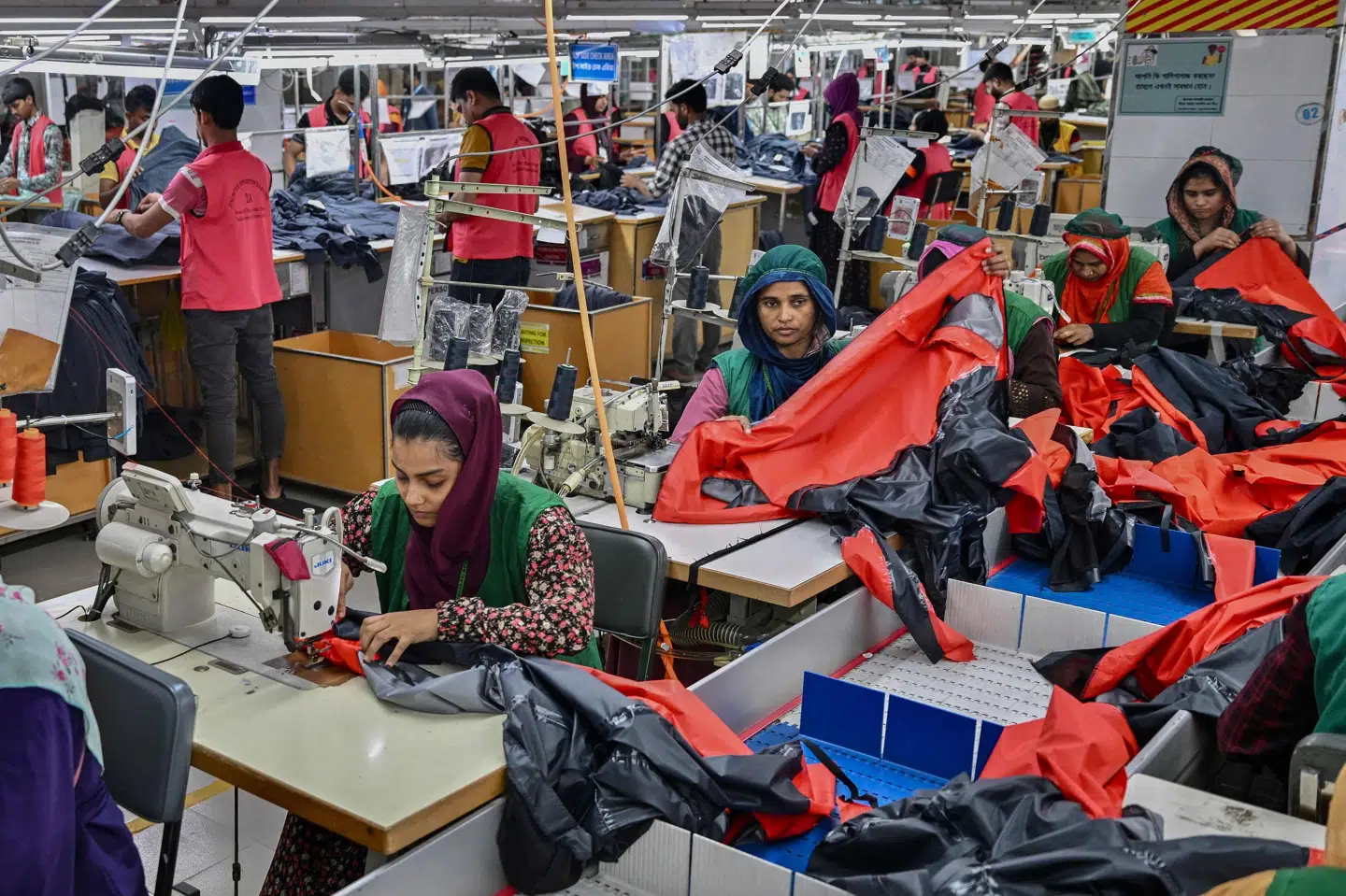 Arbejdere syr tøj i Dhamrai, som er et distrikt i den bangladeshiske hovedstad, Dhaka. Bangladesh er den næststørste producent af tekstil lige efter Kina, men ny amerikansk told på varer fra landet vil ifølge producenter ramme tekstilindustrien hårdt. (Arkivfoto).