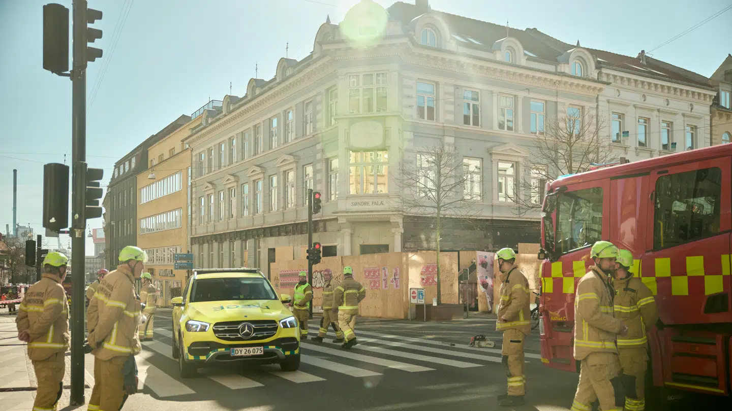 En bygning på Ryesgade i Aarhus evakueres i forbindelse med delvis sammenstyrtning.