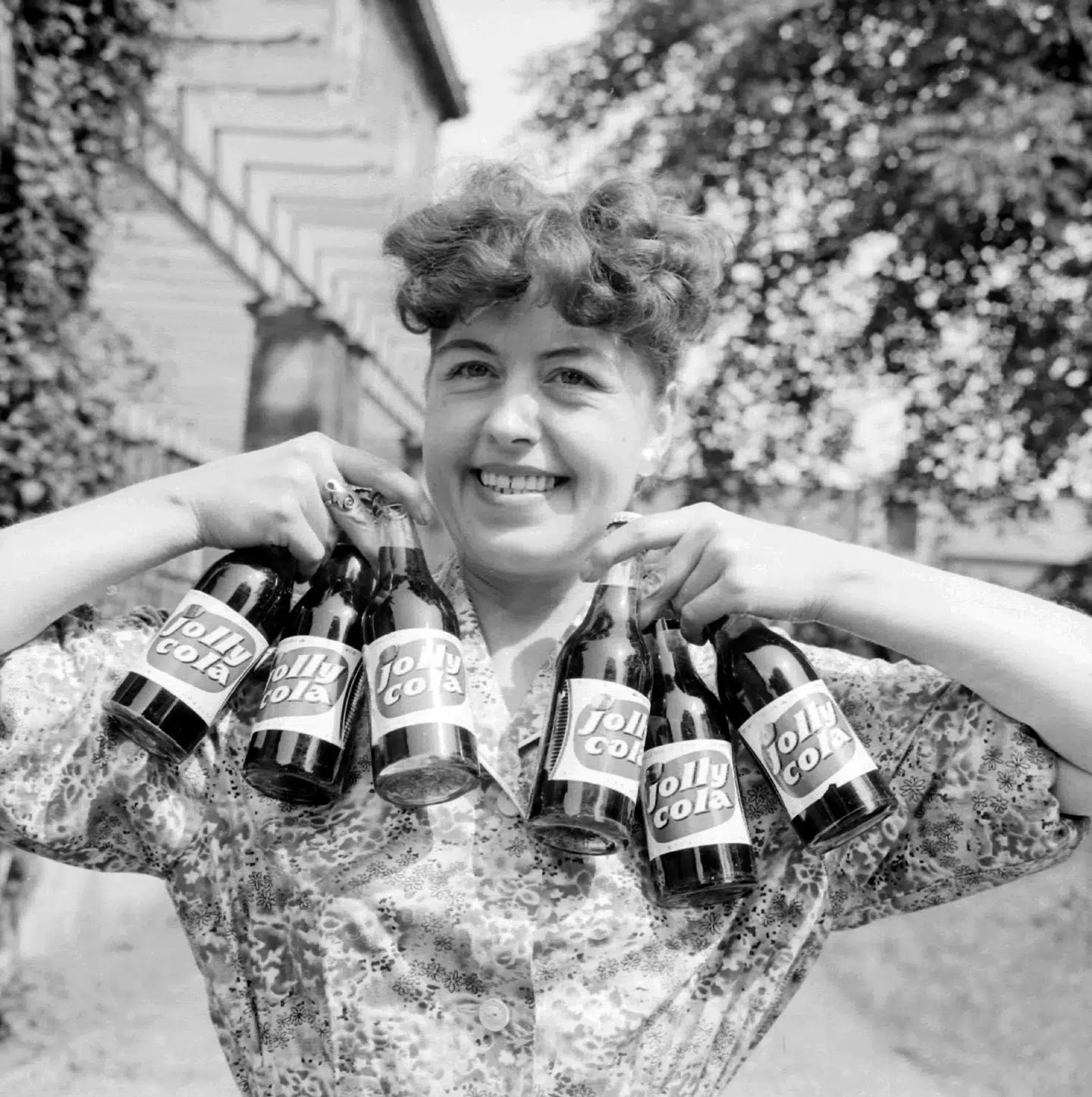 Jolly Cola blev oprindelig markedsført, som om den var amerikansk, idet USA dengang var det store forbillede.