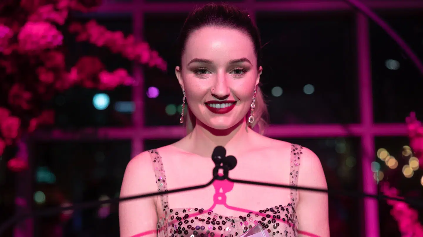 Skuespiller Kaitlyn Dever gør det godt som Belle Gibson i Apple Cider Vinegar.