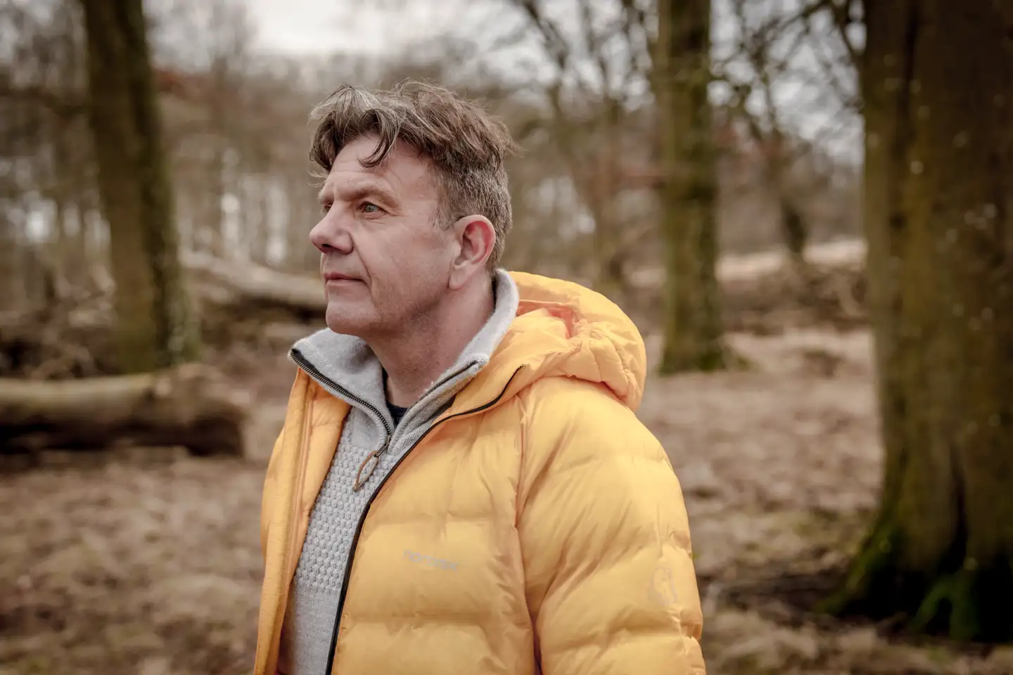 Vores nervesystem falder til ro, når vi kommer ud i skoven, fortæller Simon Høegmark, som har skrevet en ph.d. i naturpsykologi. Han arbejder blandt andet med, hvordan vi kan få naturen ind i en travl hverdag.