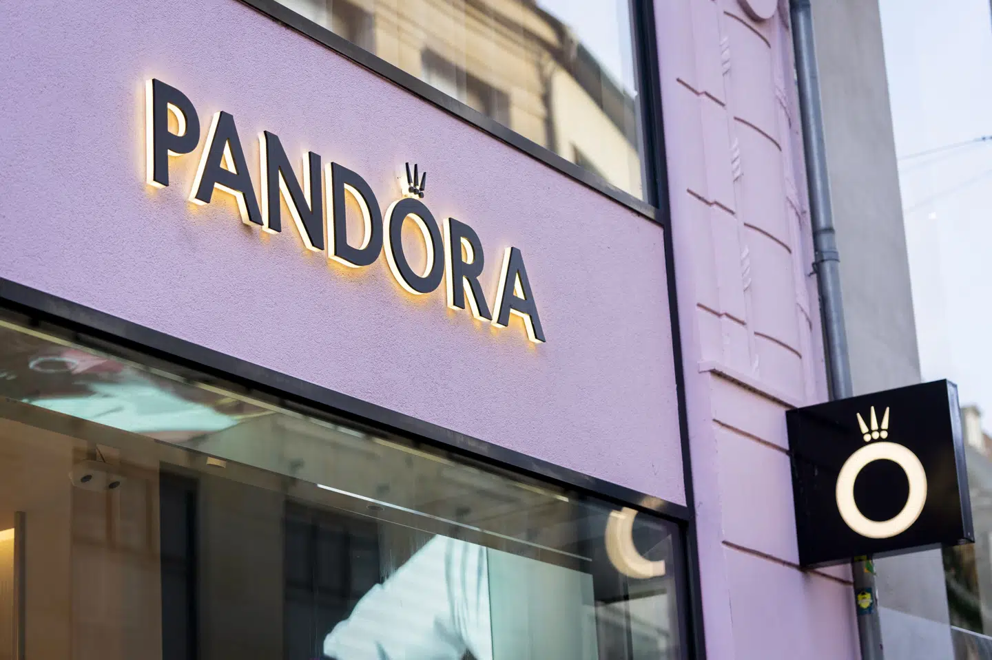 Pandora har butik på Strøget i København. Smykkeselskabet varsler store omkostninger efter USA's ventede toldsatser. (Arkivfoto).