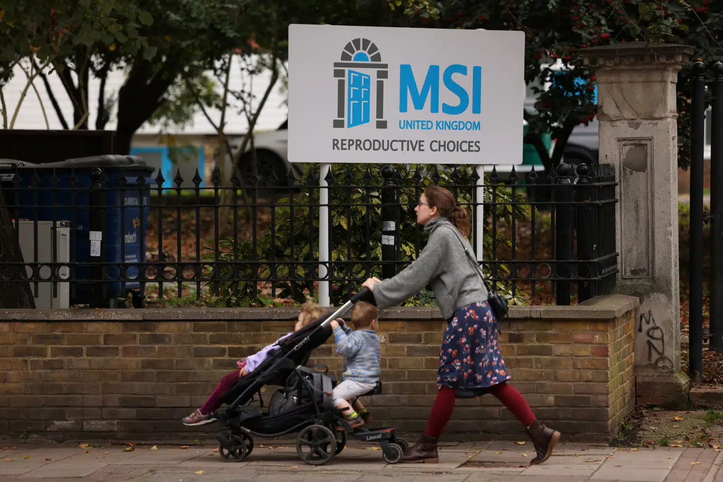 Bufferzonelov i Storbritannien bliver af Trump-administrationen vurderet som en indskrænkning af ytringsfriheden. Her en klinik i det centrale London. Arkivfoto: Hollie Adams, Scanpix