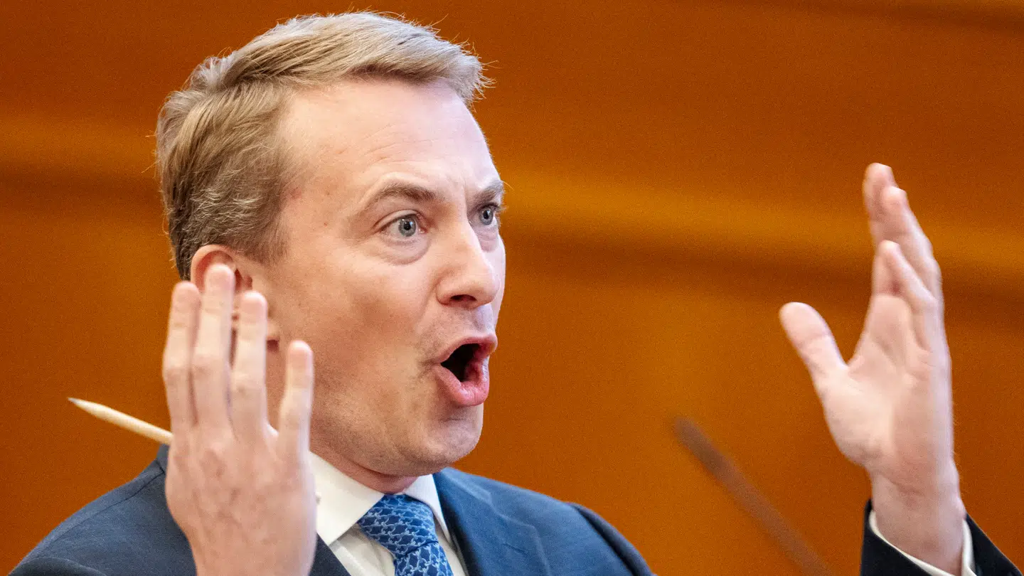 Dansk Folkepartis formand, Morten Messerschmidt, raser over, at statsminister Mette Frederiksen (S) nu varsler nedsættelse af afgifter i den kommende finanslov.