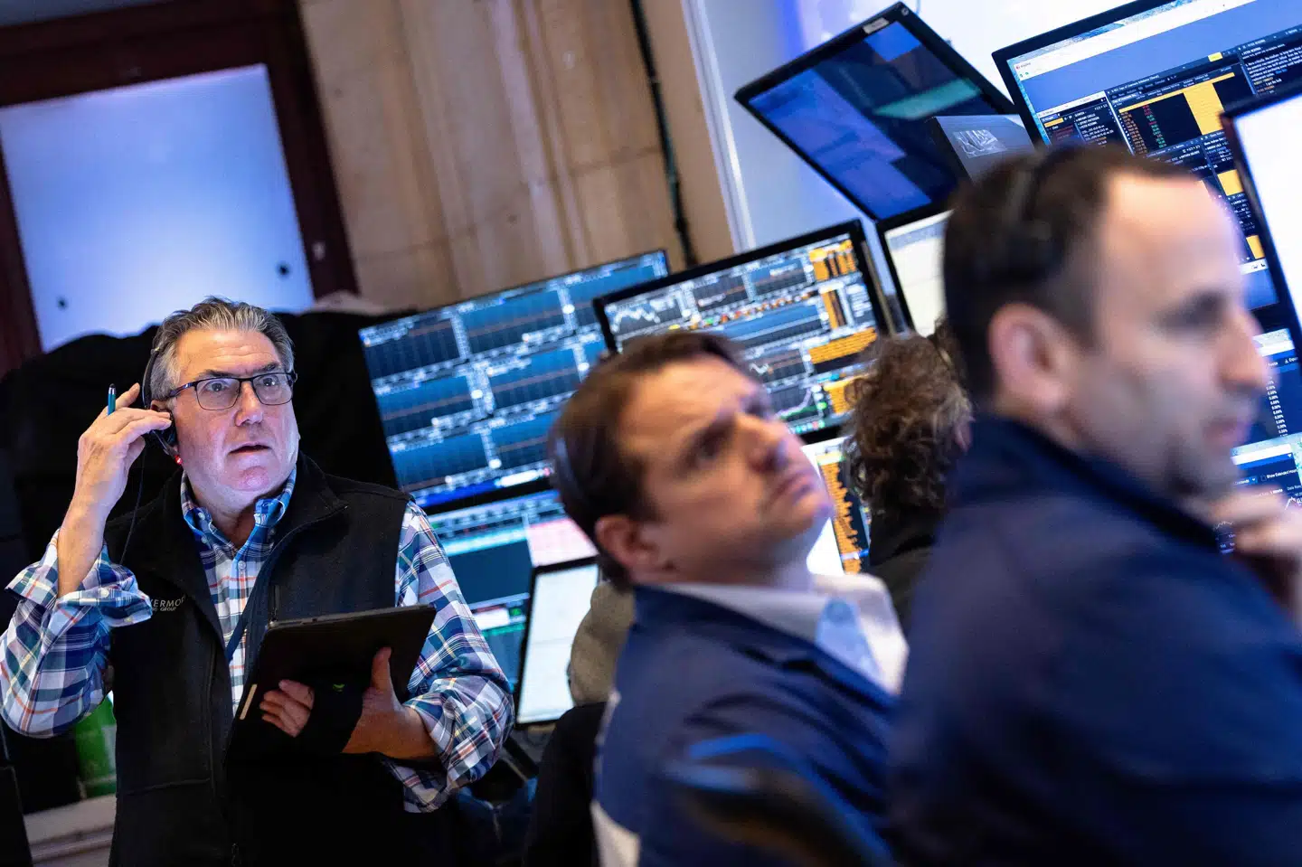 De amerikanske aktiemarkeder styrtdykker, efter at den amerikanske præsident har lanceret høje toldsatser for import af varer fra det meste af verden.