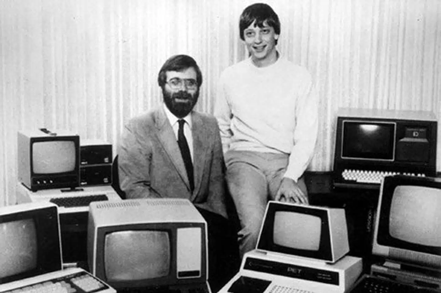 Microsofts to grundlæggere, Bill Gates (til højre) og Paul Allen (til venstre), ses her i 1975. Det er fredag 50 år siden, at Microsoft blev grundlagt. (Arkivfoto).