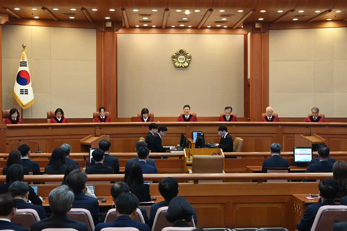 Her ses forfatningsdomstolen i Seoul under afgørelsen.