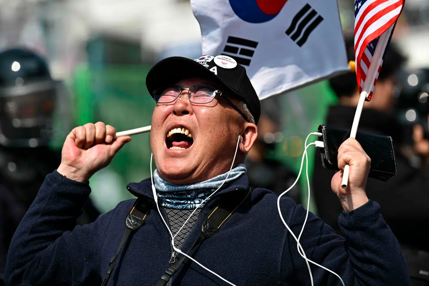 Støtter og modstandere af Sydkoreas nu tidligere præsident Yoon Suk-yeol har i månedsvis været samlet på Seouls gader. Her er det en støtte af Yoon, mens dommen bliver afsagt.