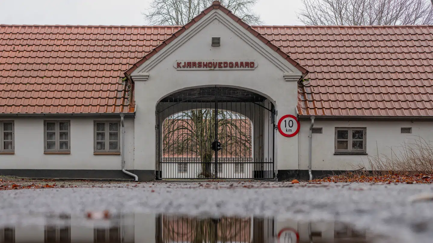 Udrejsecenter Kærshovedgård åbnede tilbage i 2016 under den daværende integrationsminister Inger Støjberg. Centret har siden dengang modtaget afviste asylansøgere og andre udlændinge uden lovligt ophold i Danmark med det formål at få de pågældende til at rejse hjem.