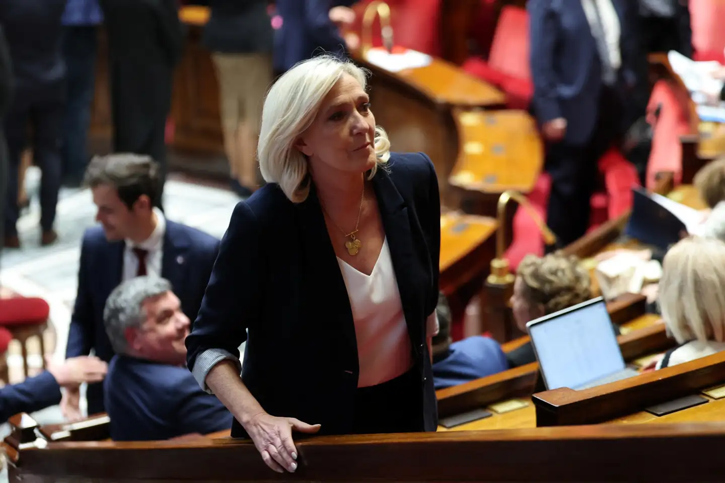 »Her i avisen har chefredaktør Pierre Collignon fremhævet, at juraen er blevet trukket til det yderste i dommen mod Le Pen (billedet, red.). Blandt andet er hun dømt med tilbagevirkende kraft, og forbuddet mod at lade hende stille op hviler på et meget søgt argument om, at hun måske ville gentage sin forbrydelse.«