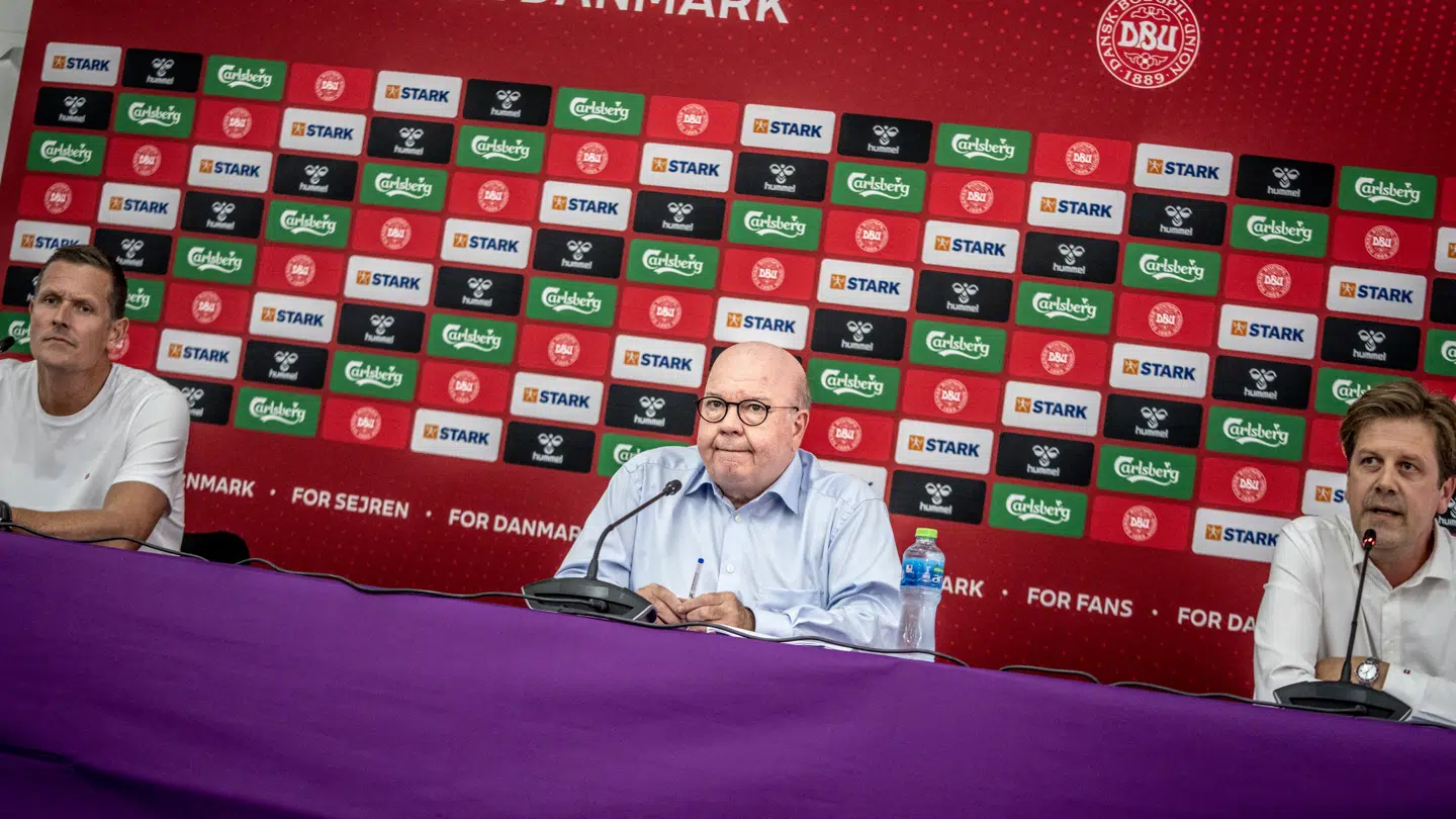 Formand for DBU Jesper Møller, daværende direktør for DBU Jakob Jensen og fodbolddirektør for DBU Peter Møller under det opsigtsvækkende pressemøde under fodbold-VM i Qatar.