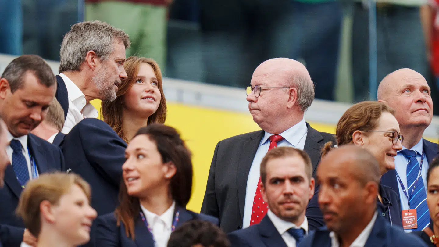Kong Frederik, Prinsesse Josephine, DBU formand Jesper Møller og Søren Gade før EM-kampen mod England i 2024.