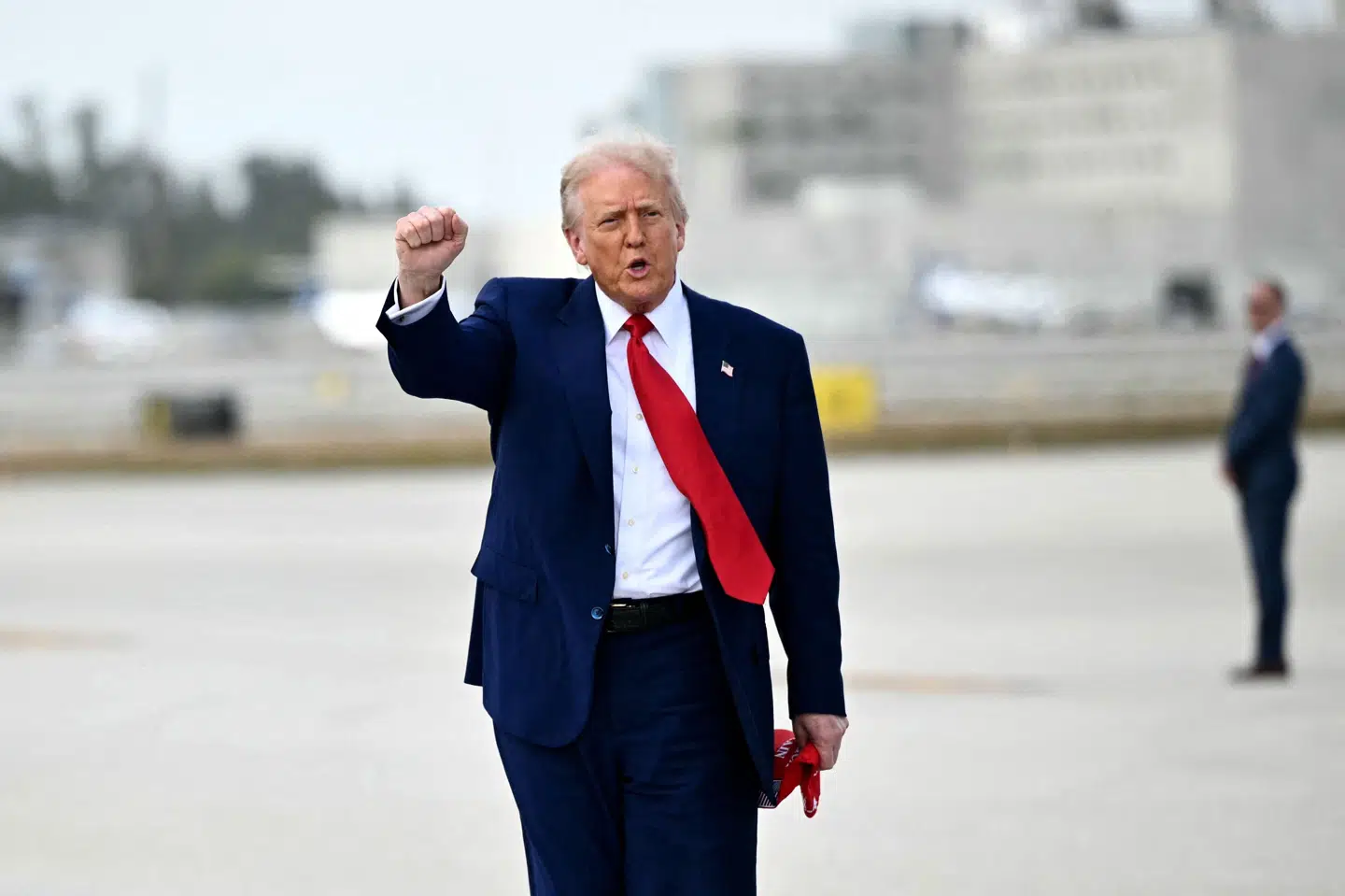 Trump knytter næven ved ankomst til Miami International Airport 3. april.
