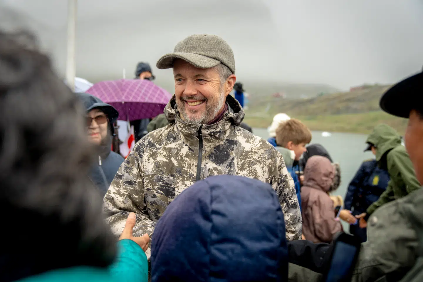Kong Frederik er yderst populær i Grønland. Her ved ankomst til Narsaq i Grønland i forbindelse med Kongeparrets officielle besøg i sommer.