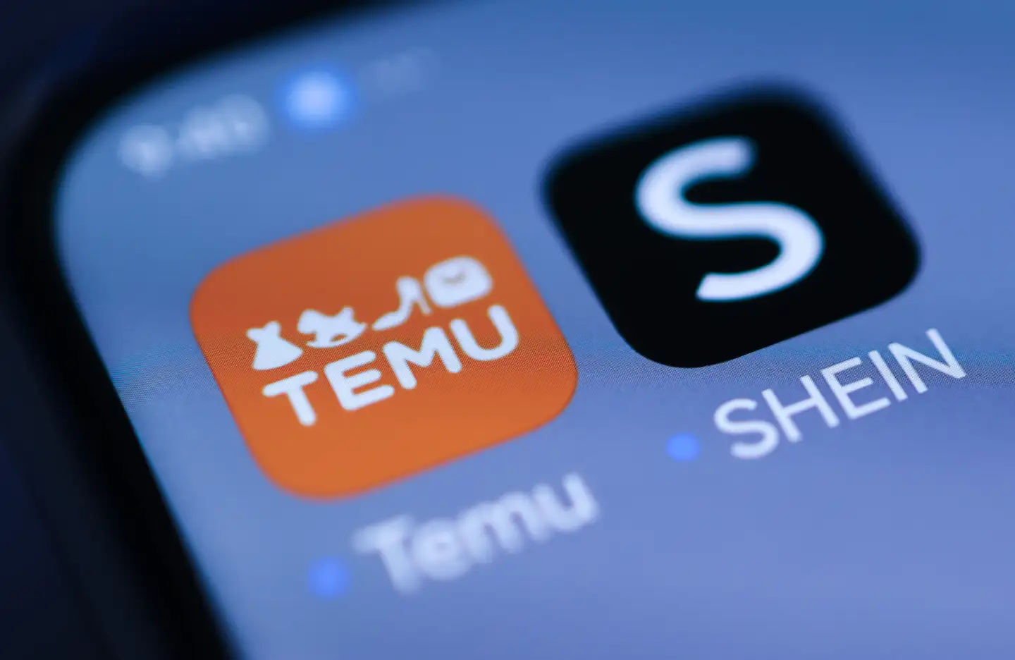 Temu og Shein er på rekordtid blevet meget markante netbutikker, som forbrugere verden over køber ind i. Nu stiger priserne for amerikanske kunder markant på grund af toldkrigen, og det vil senere også kunne ramme europæiske forbrugere.