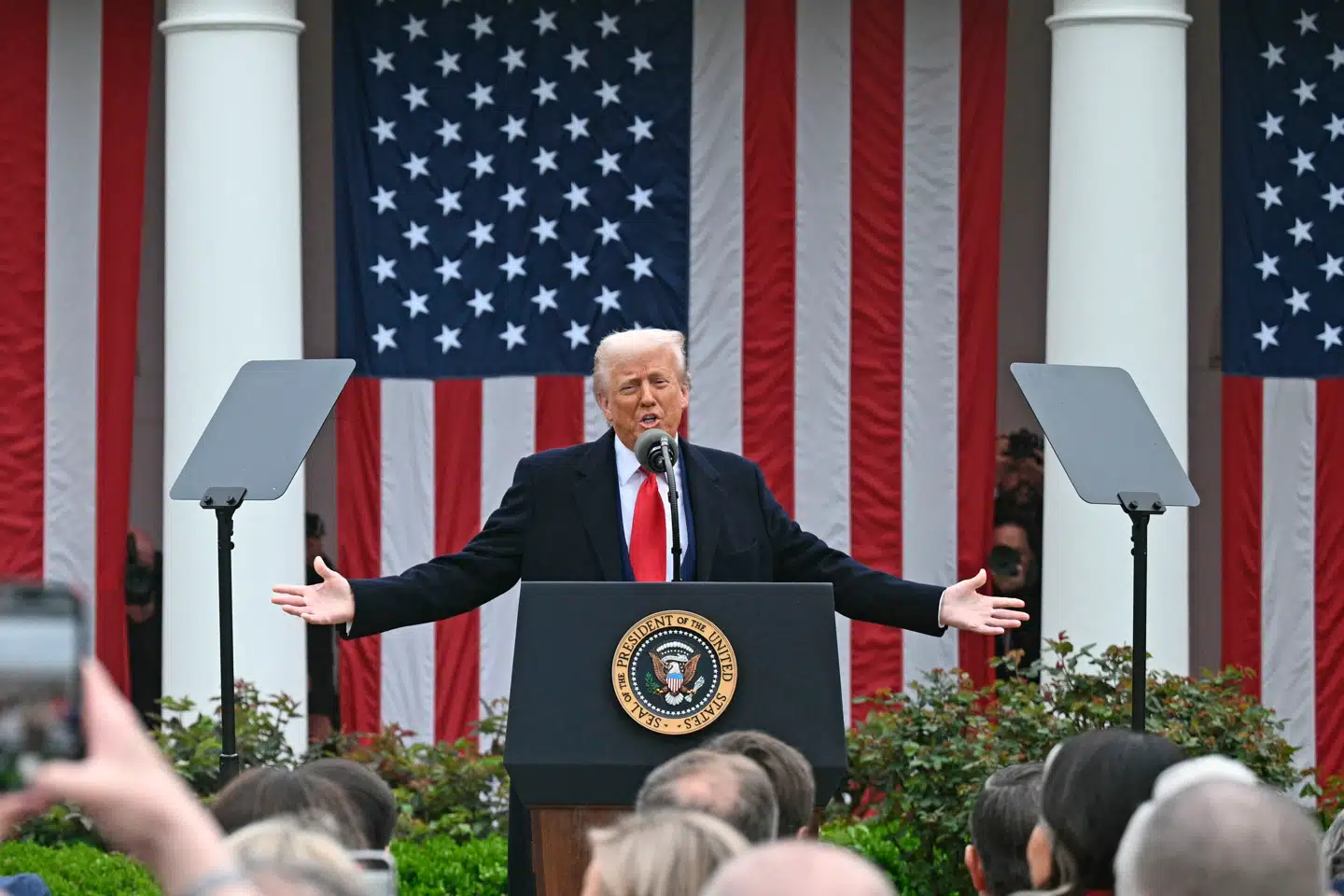 USAs præsident, Donald Trump startede en global handelskrig med nye toldsatser under et pressemøde i Det Hvide Hus 2. april 2025. Ifølge Trump markerer tiltaget begyndelsen på en ny amerikansk guldalder.