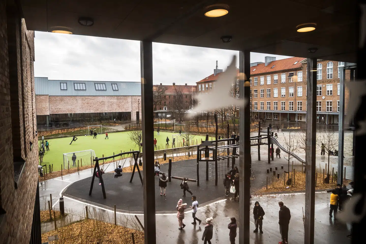 Hver tredje, helt præcist 34 procent, af Grøndalsvængets Skoles lærere har i den seneste medarbejderundersøgelse svaret, at de har været udsat for vold inden for et år.