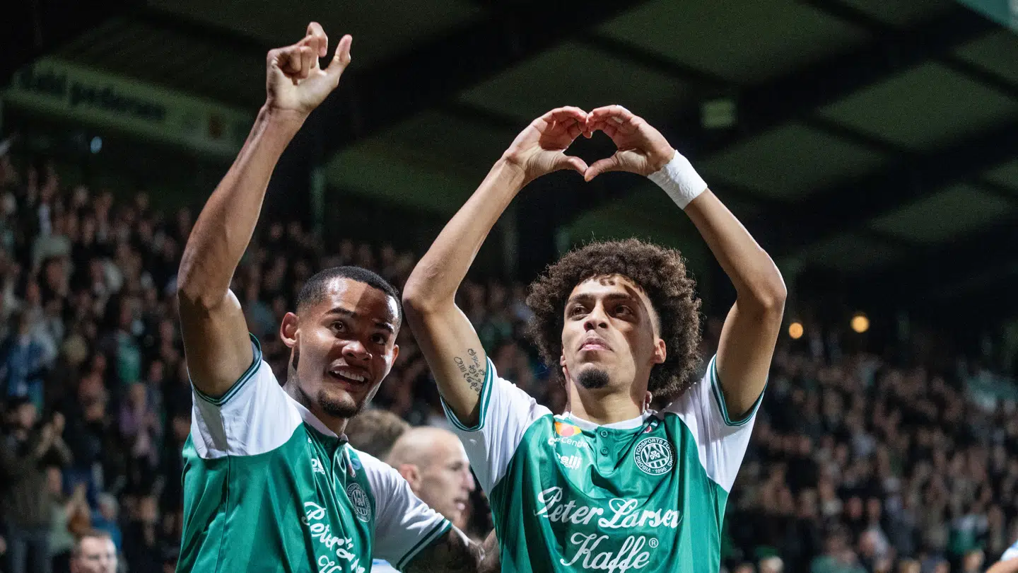 Viborgs Sergio Andrade har en kærlig flok omkring sig uden for banen.