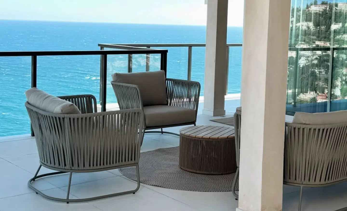 Udsigten til Middelhavet fra terrassen.