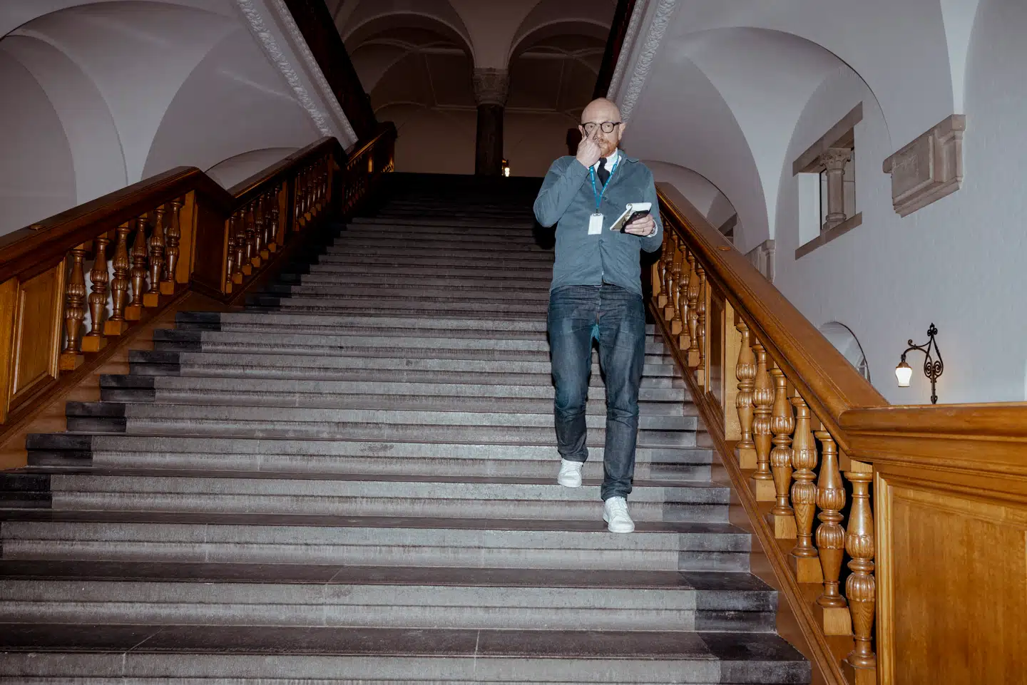 Mads Brügger – journalist, forfatter, dokumentarist, administrerende direktør og ansvarshavende chefredaktør på Frihedsbrevet – må den kommende tid holde sig fra Folketinget efter en bortvisning.