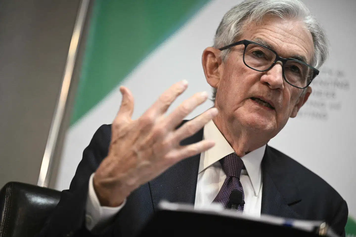 Chefen for Den Amerikanske Centralbank (Federal Reserve) advarer fredag Donald Trump om, at USA kan stå over for højere inflation og arbejdsløshed, hvis de nye høje amerikanske toldsatser fortsætter.