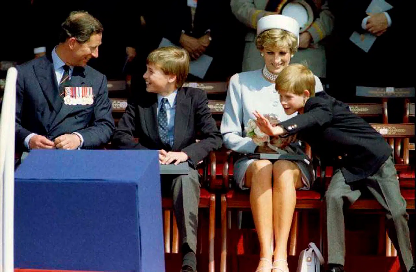Prins William er søn af kong Charles og prinsesse Diana. Her ses de tre med prins Harry tilbage i 1995, hvor forældrenes ægteskab endnu var intakt – og prinsesse Diana endnu i live.