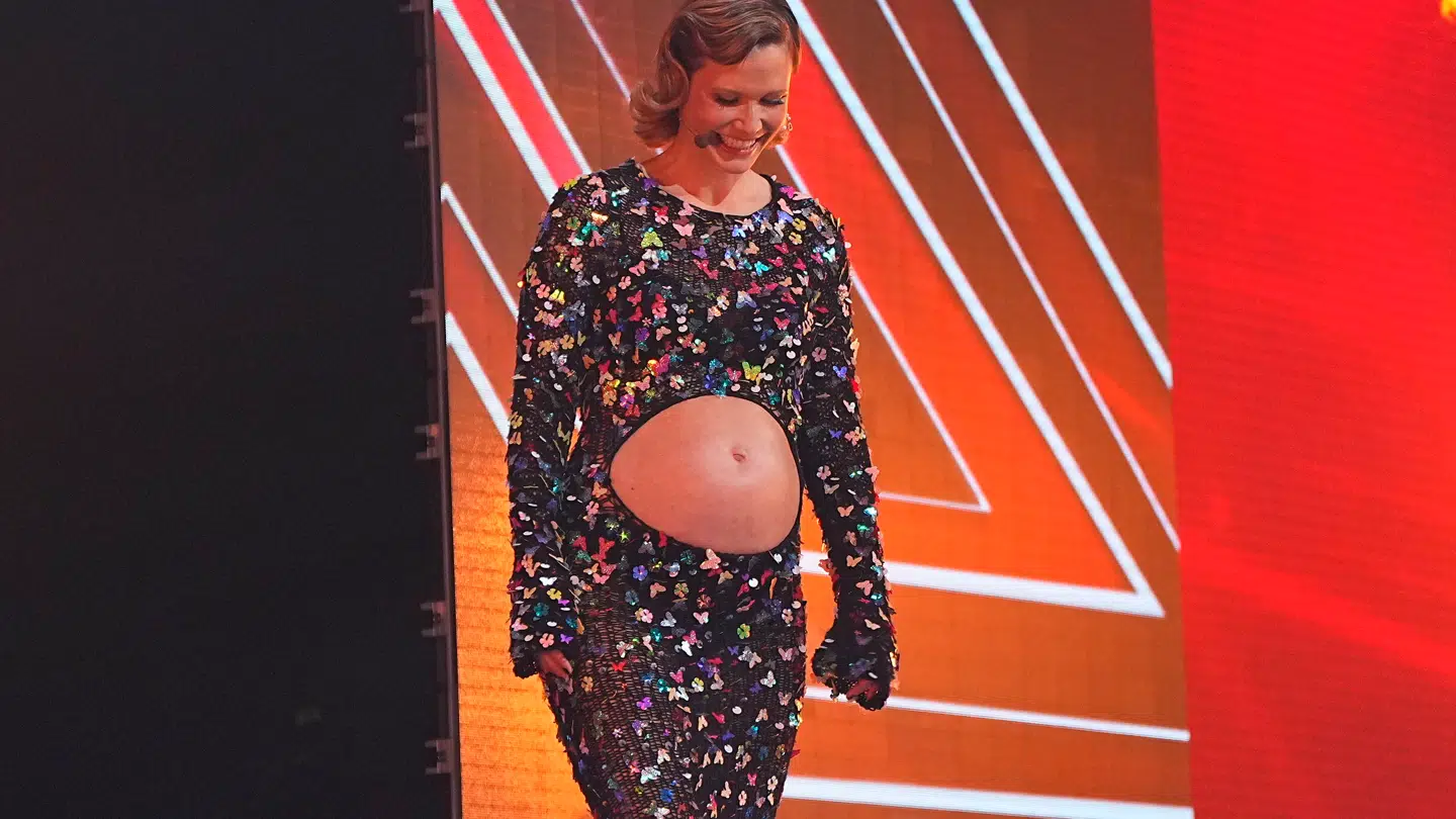 Her kommer en højgravid Oh Land ind, da Simon Kvamms navn bliver råbt op.