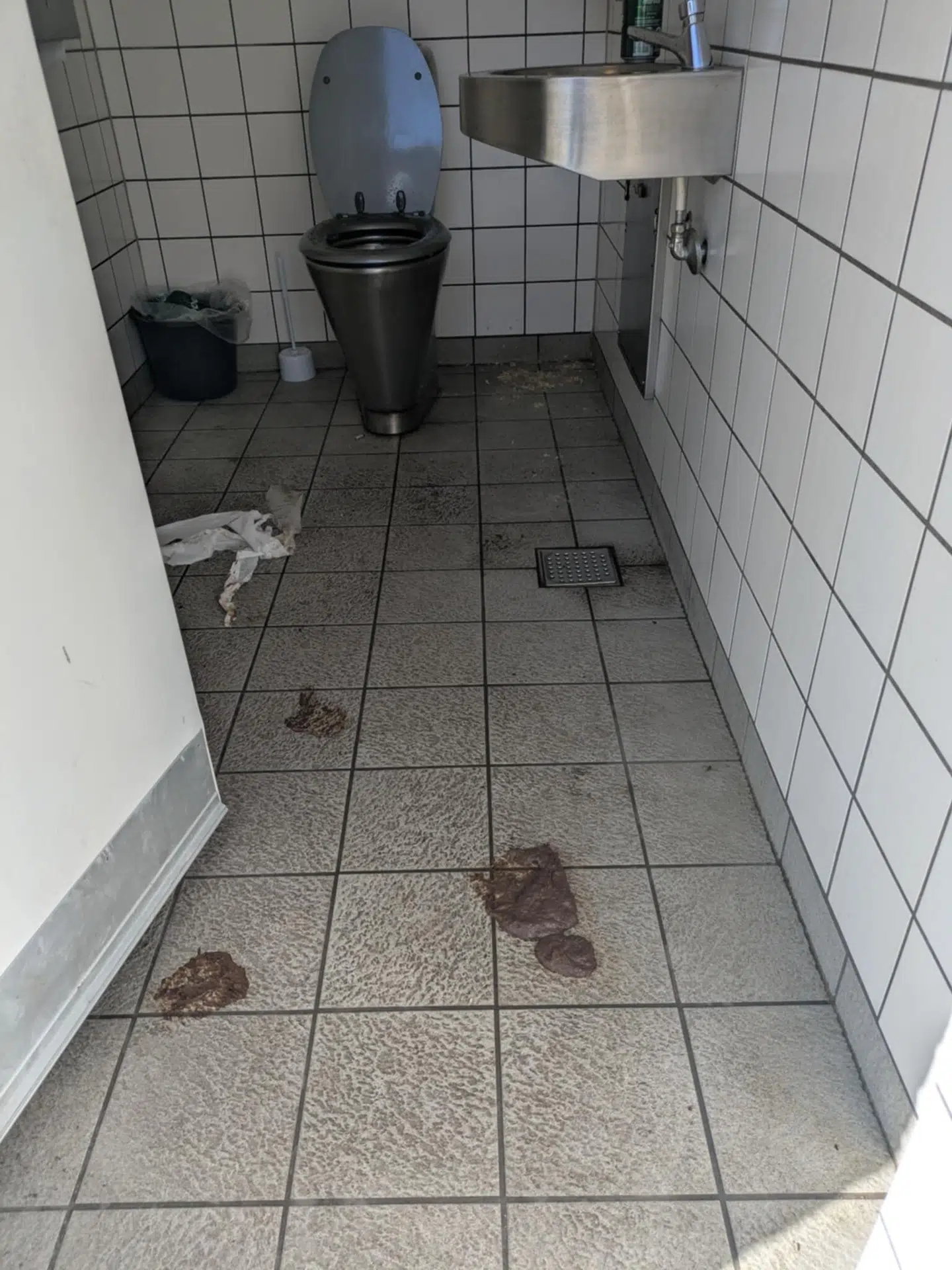 Her ses, hvordan der så ud på toilettet i Bymidten i Bjerringbro, der ligger mellem Silkeborg, Viborg og Randers i det centrale Jylland.