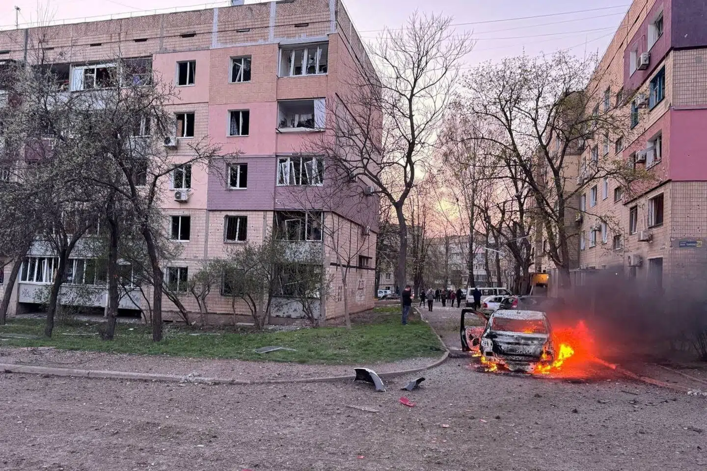 Fredag har endnu et missilangreb ramt et boligområde i byen Kryvyj Rih, og mindst 14 er ifølge lokale myndigheder blevet dræbt.