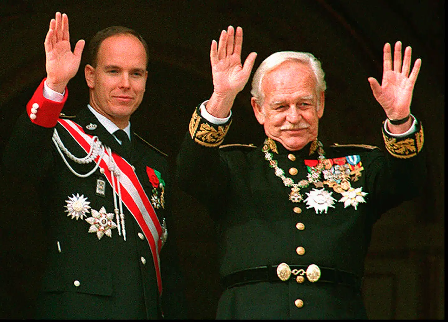 Prins Albert II med sin far, prins Rainier af Monaco, til nationaldagen på det kongelige palads i 1994.