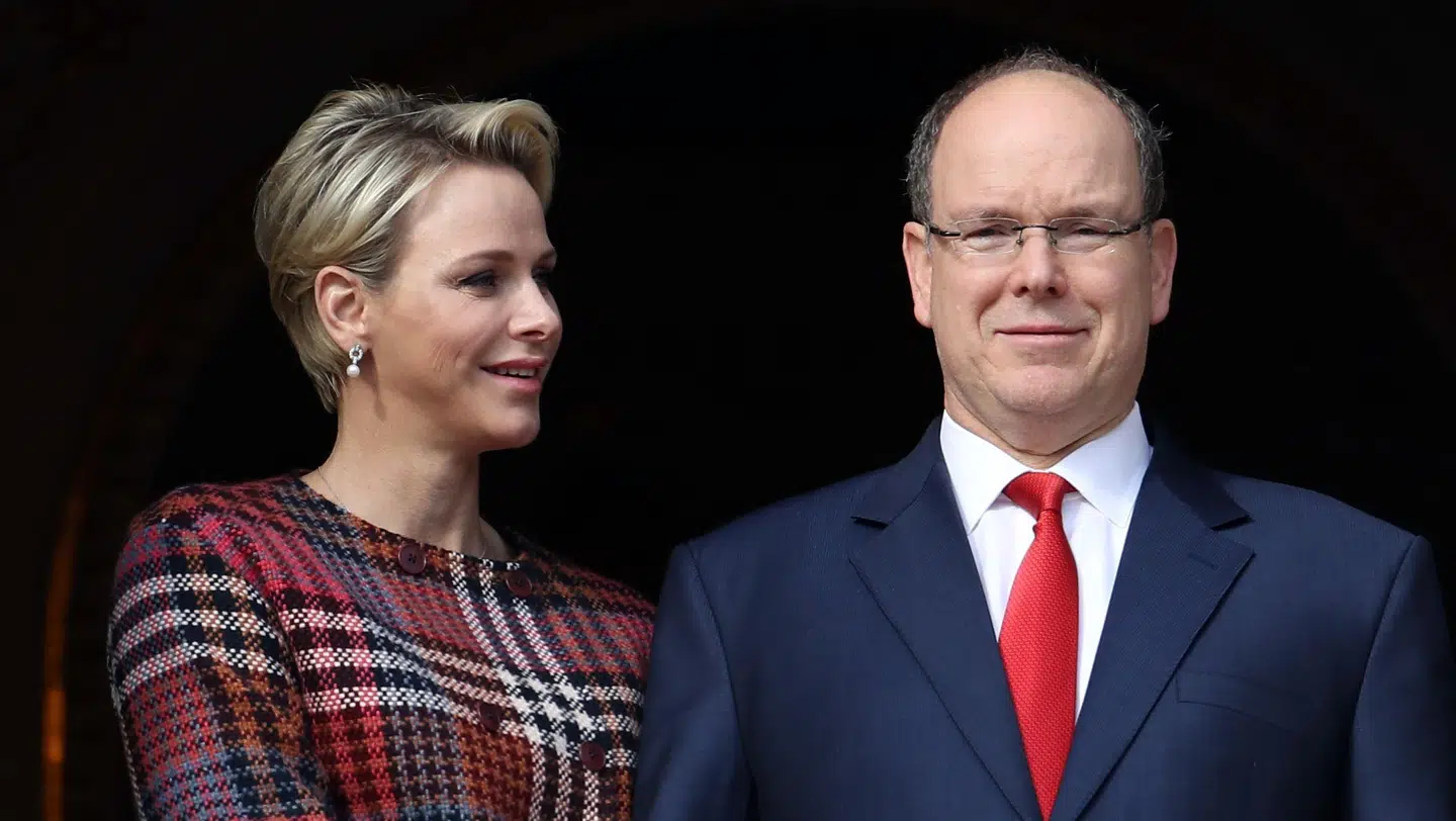 Prins Albert af Monaco med hustruen prinsesse Charlene på det royale palads.
