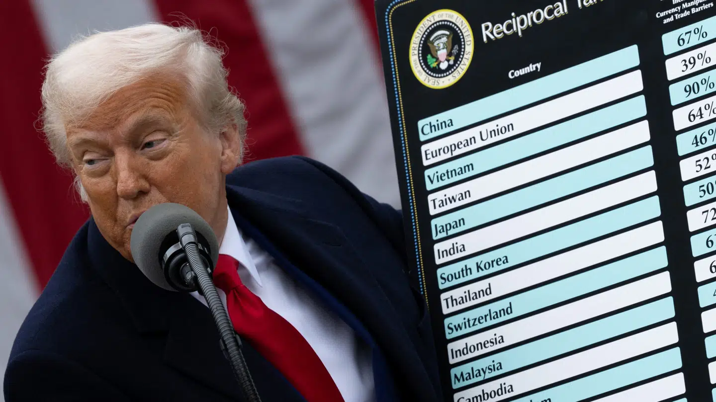 For at præsentere sit regnestykke havde Donald Trump medbragt en stor planche, som han viste frem.