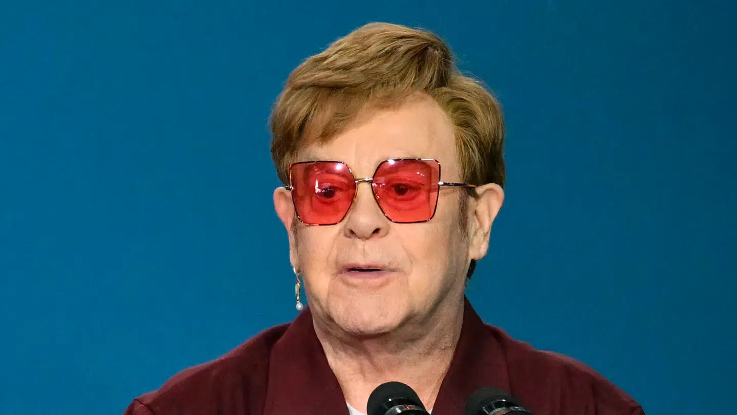 Elton John åbner op sin svære tilstand.