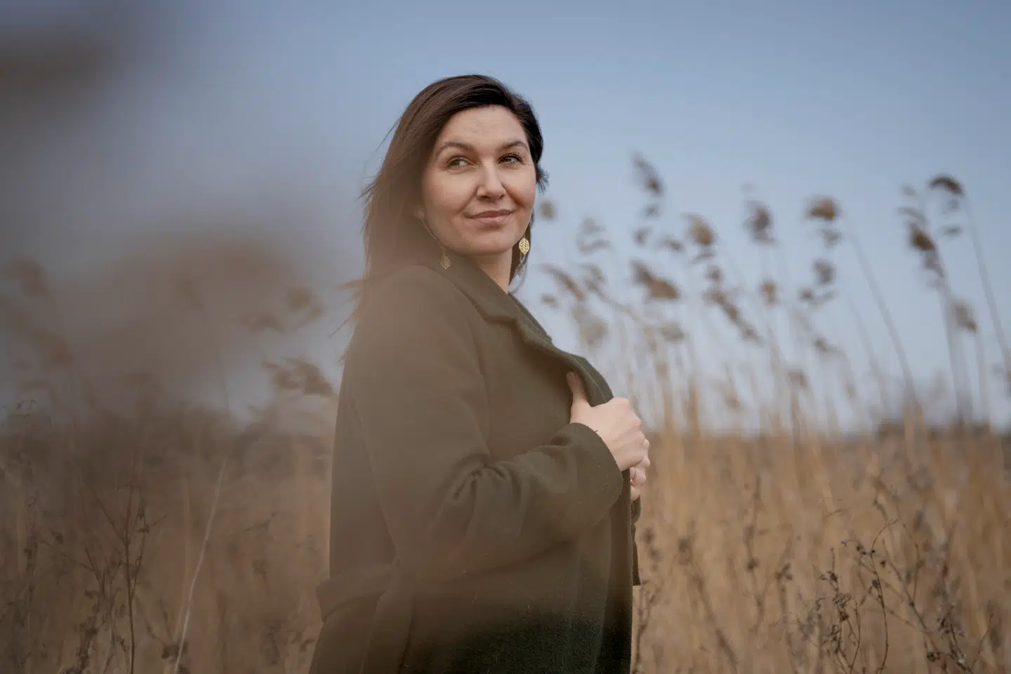 Alexandra Viktoria Benhaddou er uddannet sexolog ved Joan Ørting og er specialiseret i åbne parforhold. Hun lever også selv i et åbent parforhold.