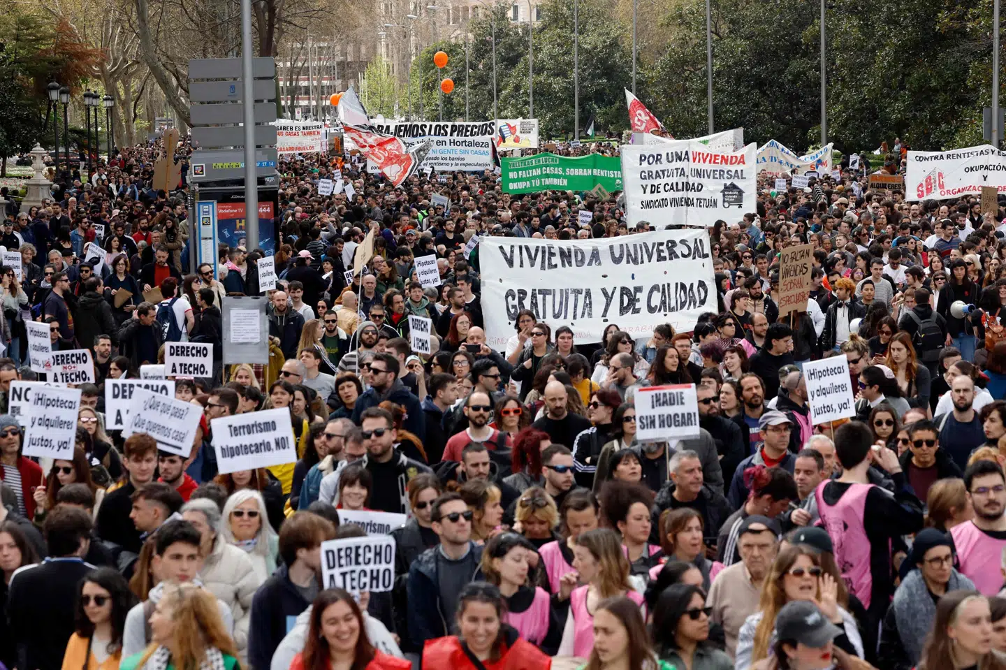 På tværs af 40 spanske byer har hundredtusindvis lørdag demonstreret mod for høj husleje og mangel på boliger. De mange demonstranter kræver et fald på 50 procent i huslejen.