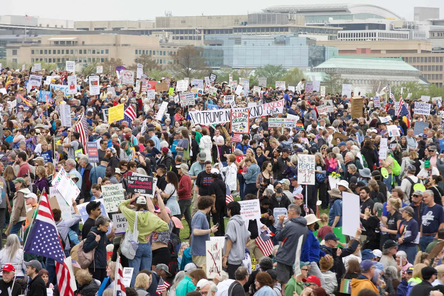 Tusindvis af demonstranter er lørdag samlet ved National Mall i USA's hovedstad, Washington D.C., for - under sloganet "Hands Off!" - at vise deres modstand mod USA's præsident, Donald Trump, og hans nære rådgiver, Tesla-direktør Elon Musk.