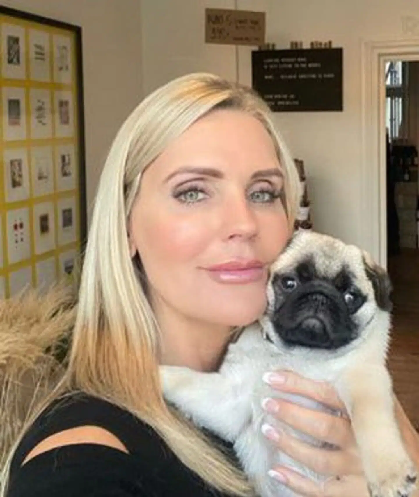 Janni Ree med mopsen Lola, da hun netop var kommet hjem til familien som spæd. Foto: Privat