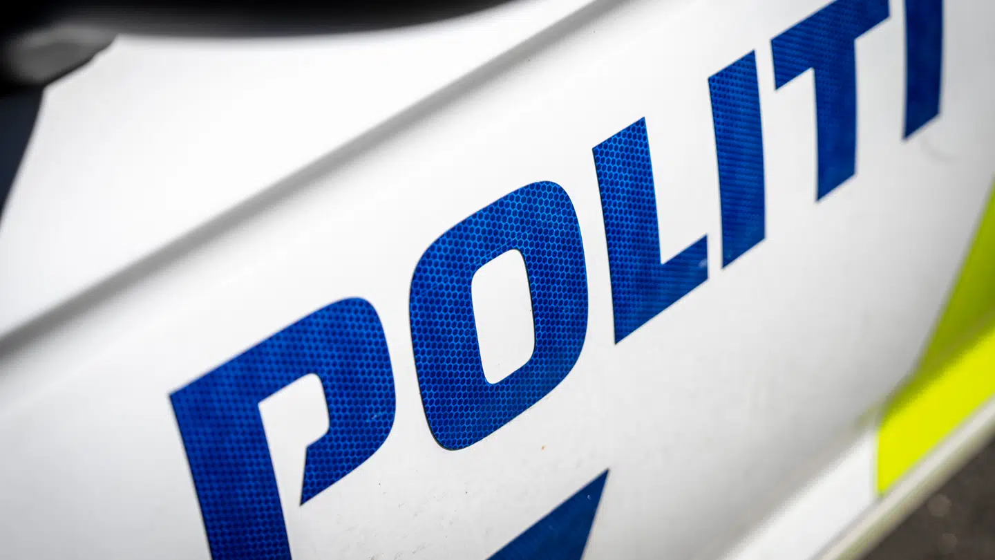 Det lykkedes efter nogen kamp og flere økseslag at få jaget øksemanden ud fra den private lejlighed, inden politiet kom til og kunne anholde ham.