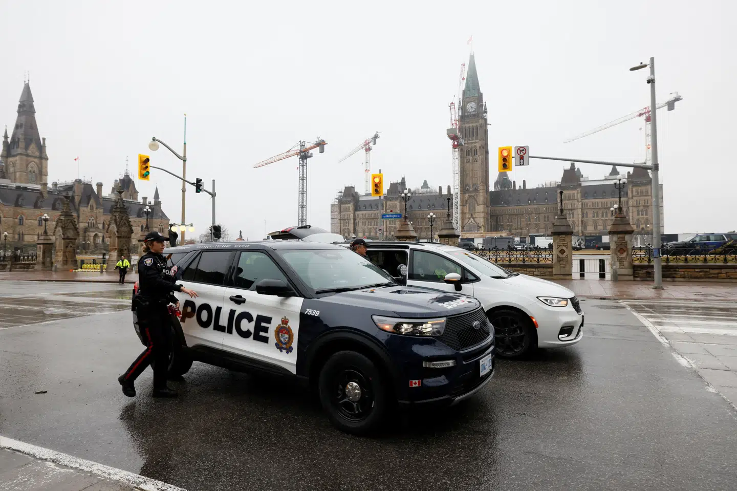 Canadisk politi talstærkt til stede lørdag eftermiddag ved det canadiske parlament.