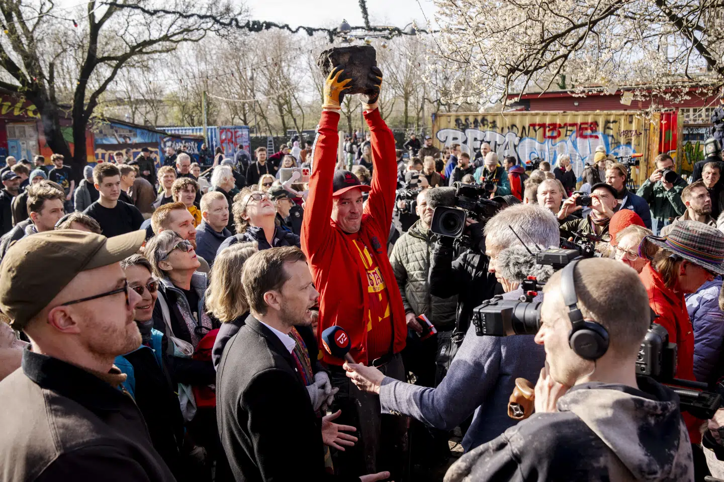 Christianitter gravede i fællesskab Pusher Street op 6. april 2024. Det skete under stor bevågenhed, og justitsminister Peter Hummelgaard (S) mødte også op. Han vil også være på Christiania søndag, når årsdagen markeres med et langt kaffebord. (Arkivfoto).