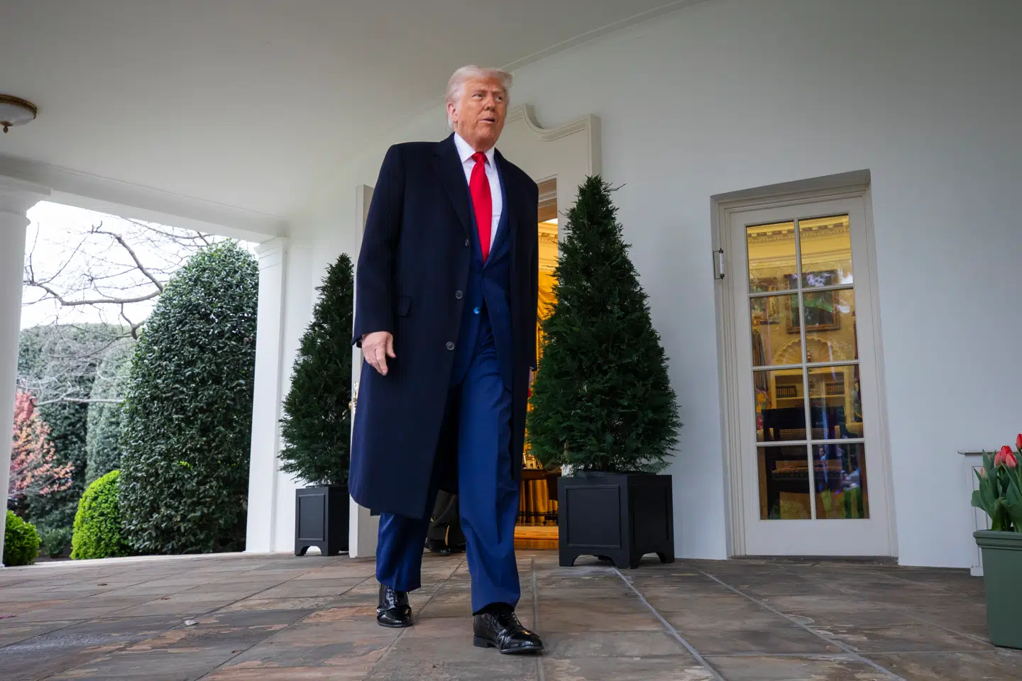 Donald Trump, her på vej til Rosenhaven foran Det Hvide Hus onsdag for at indlede en historisk, verdensomspændende toldkrig, har brugt weekenden på at spille golf i Florida. Imens har en helt hær af hans ministre været ude i amerikanske medier og forsvare toldkrigen, mens hundredtusinder af amerikanere har været på gaden for at protestere mod Trump.