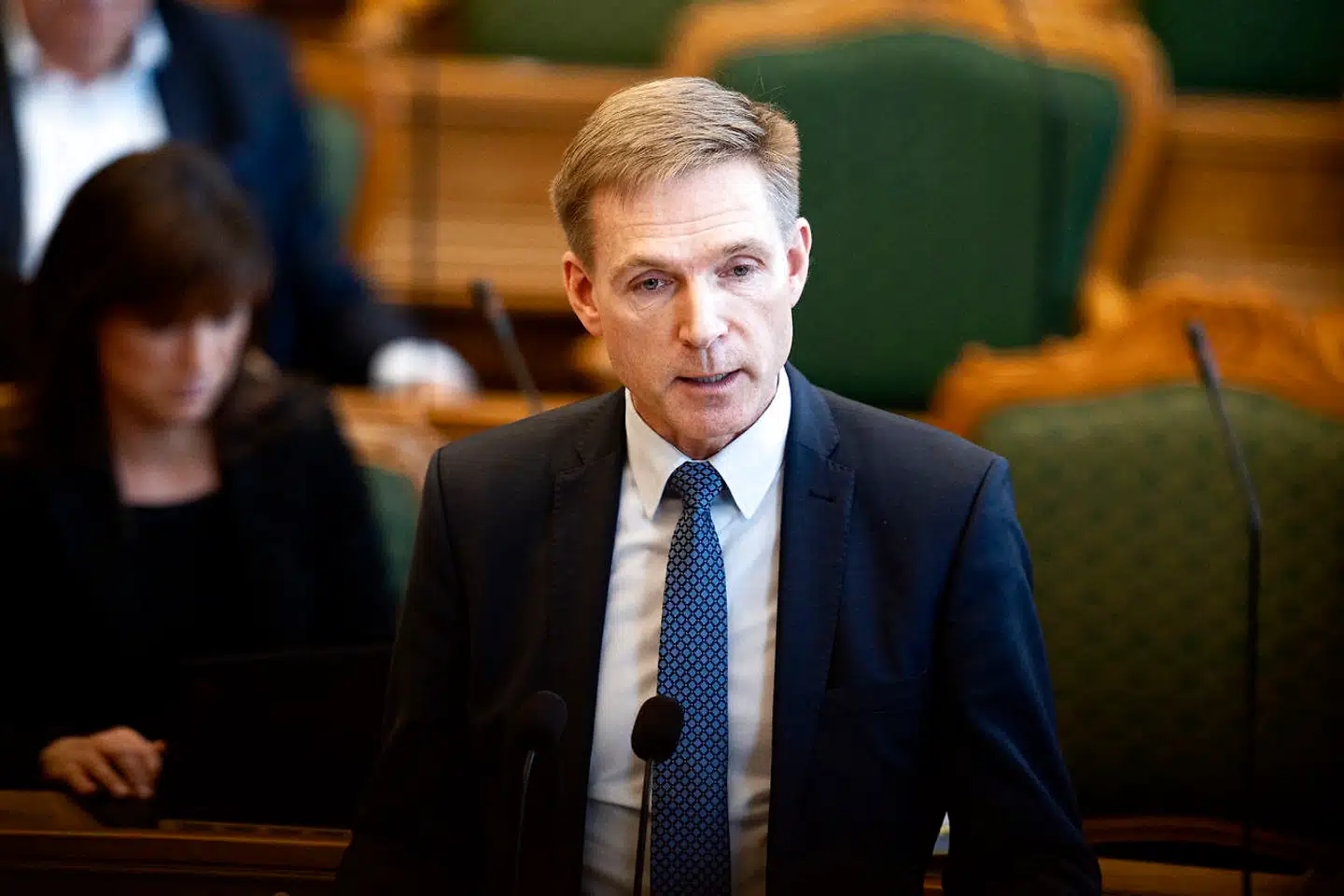 »I forhøjer ydelserne til indvandrere og giver afviste asylansøgere forbedrede forhold, så de får endnu mindre grund til at rejse hjem. Udlændingepolitikken skrider!,« skriver Thulesen Dahl på Facebook.